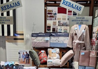 Escaparate de ropa de hogar en Ciudad Real con productos de temporada