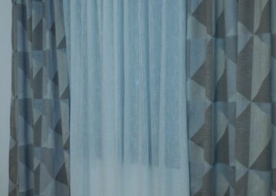 Visillos y cortinas combinadas para vestir ventanas en Ciudad Real