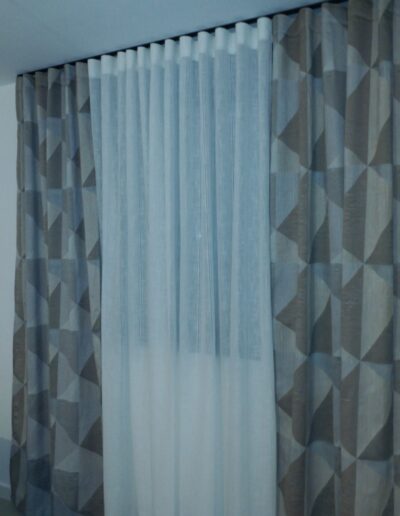 Visillos y cortinas combinadas para vestir ventanas en Ciudad Real