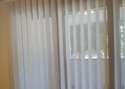 Cortina vertical instalada para regular luz y privacidad en Ciudad Real