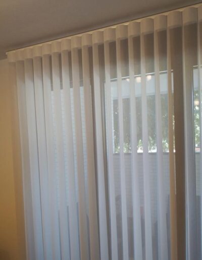 Cortina vertical instalada para regular luz y privacidad en Ciudad Real