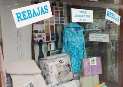Cortinas en Ciudad Real en escaparate de Magar con ropa de hogar